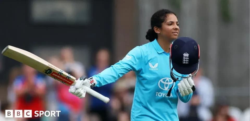 Joueuse de cricket anglaise saluant le public