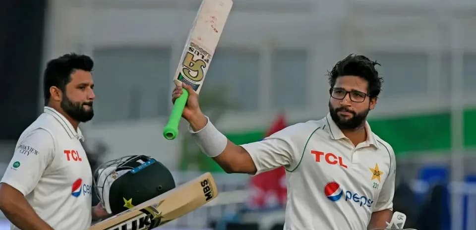 Joueurs de cricket pakistanais célébrant un point marqué