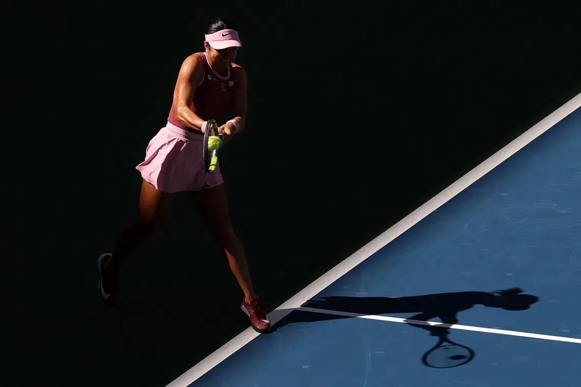 Joueuse de tennis frappant la balle sur le court
