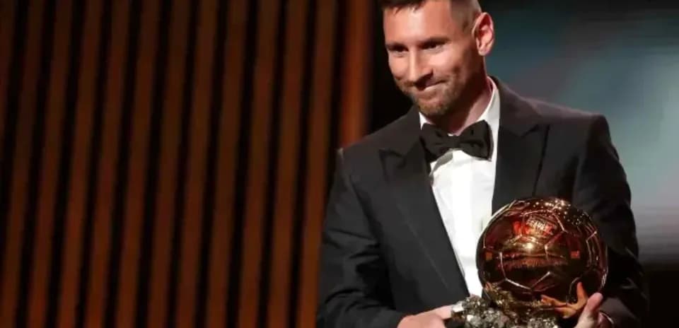 Lionel Messi tenant le Ballon d'Or sur scène