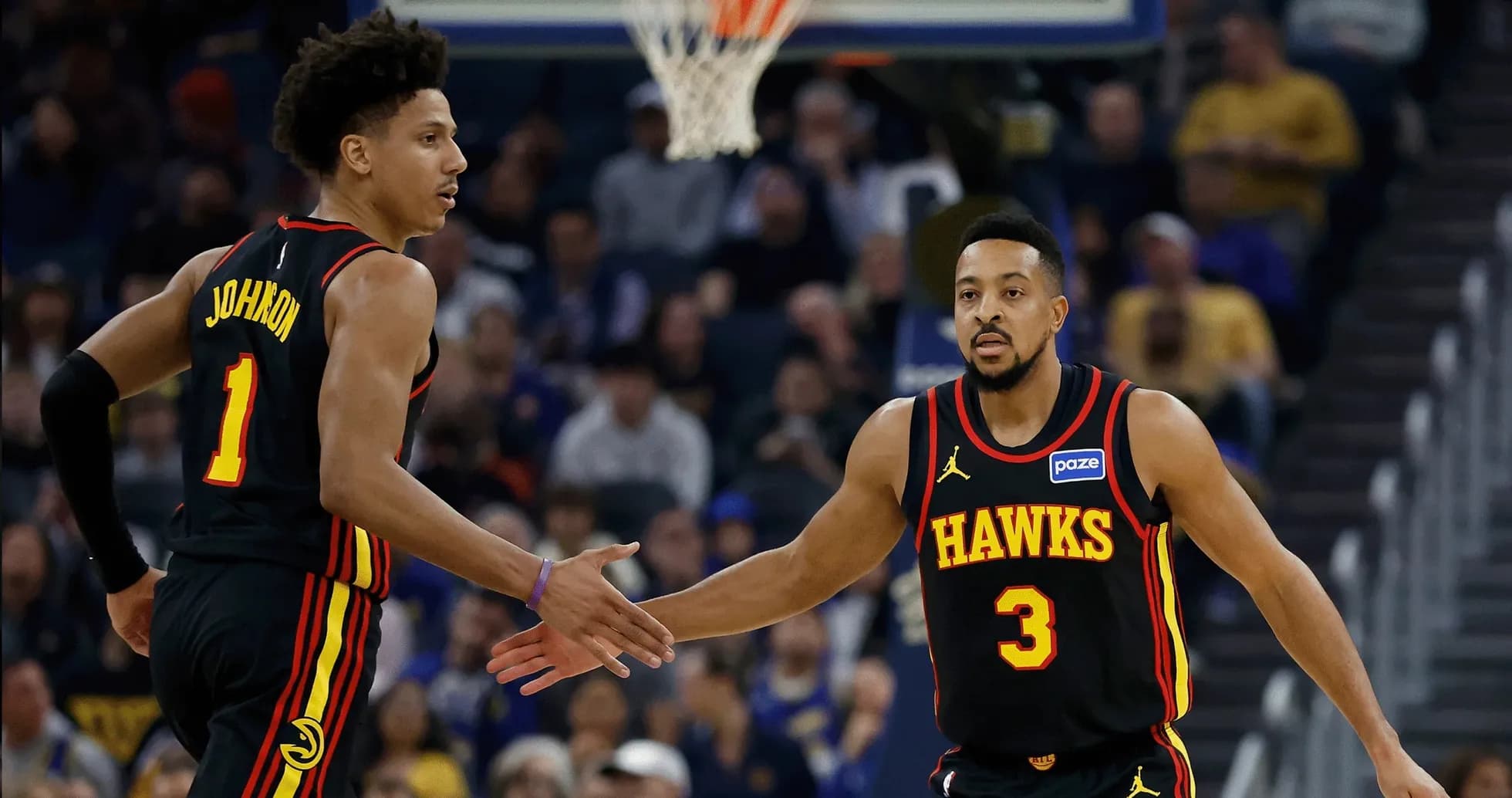 Deux joueurs des Hawks se félicitant sur le terrain