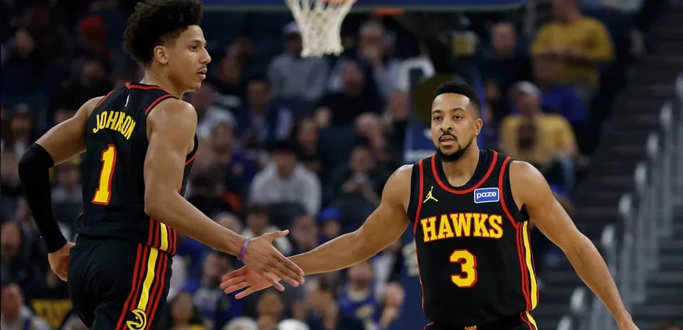 Deux joueurs des Hawks se félicitant sur le terrain