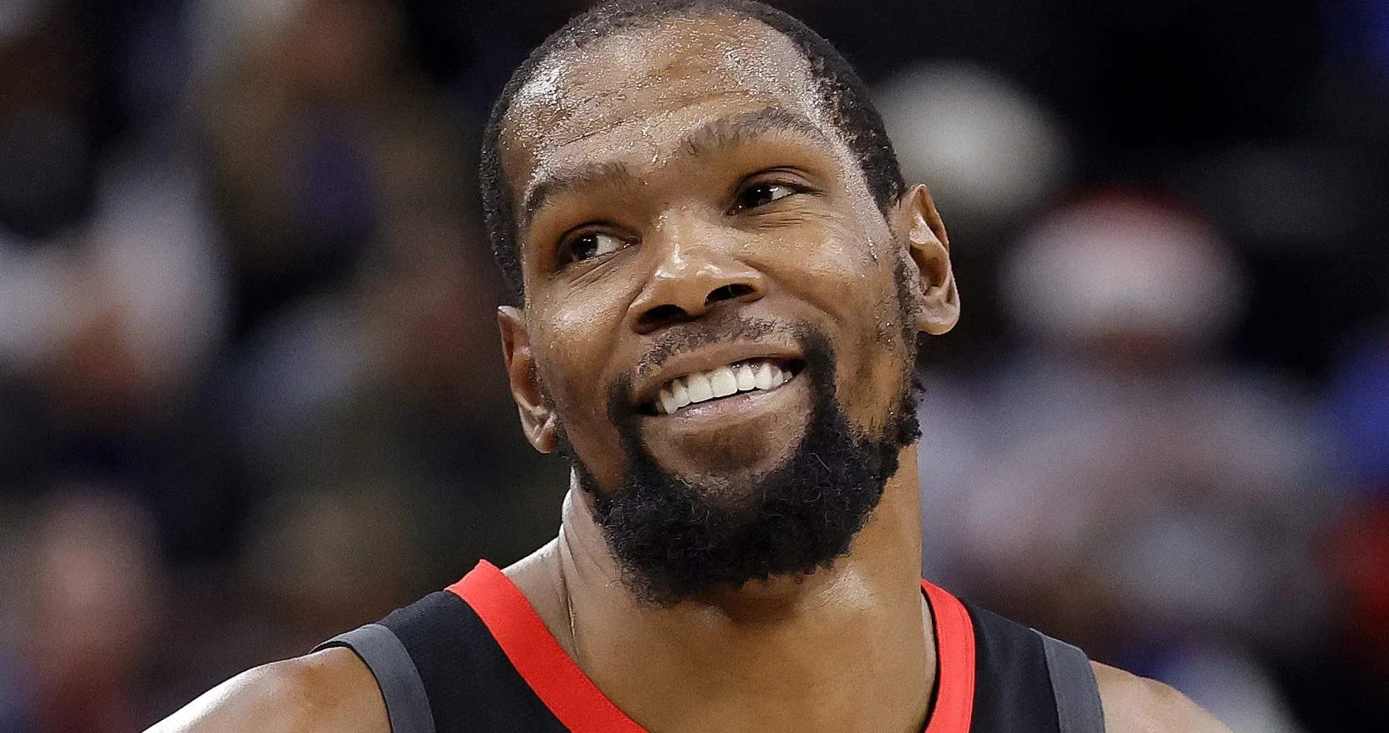 Joueur souriant en uniforme de basket-ball