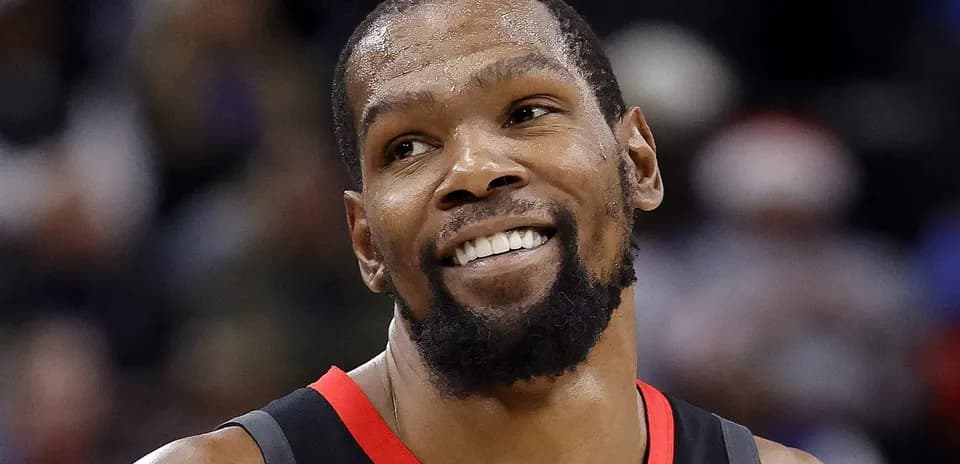 Joueur souriant en uniforme de basket-ball