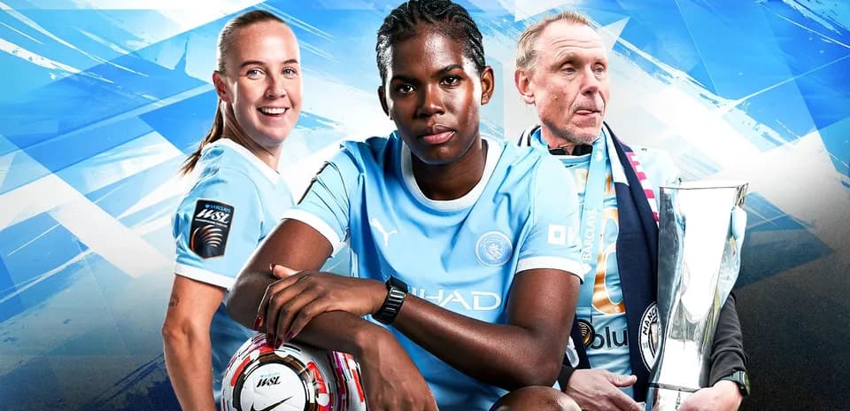 Trois personnes en maillot bleu avec un trophée