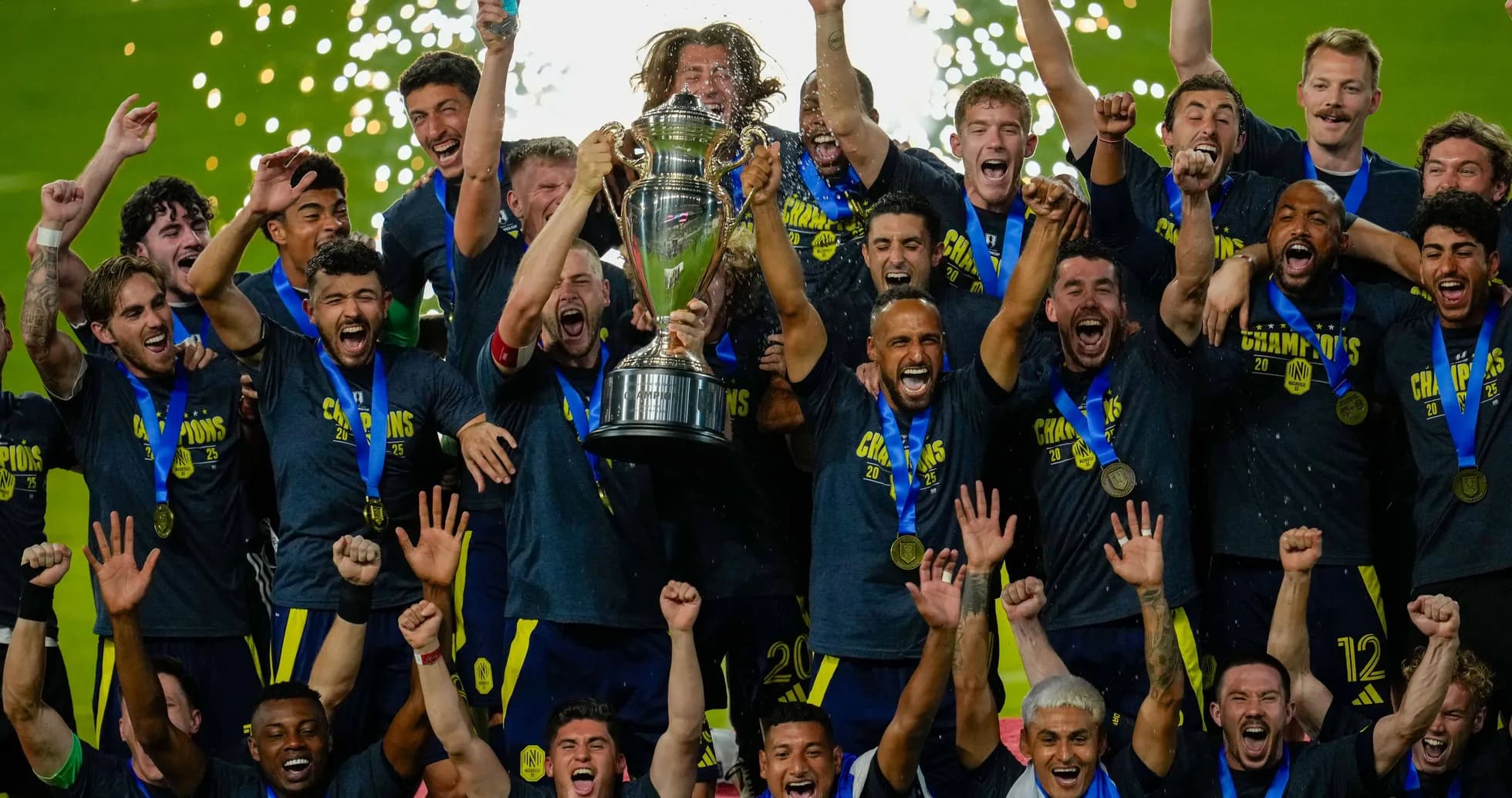 Équipe célébrant victoire avec le trophée