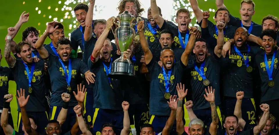 Équipe célébrant victoire avec le trophée