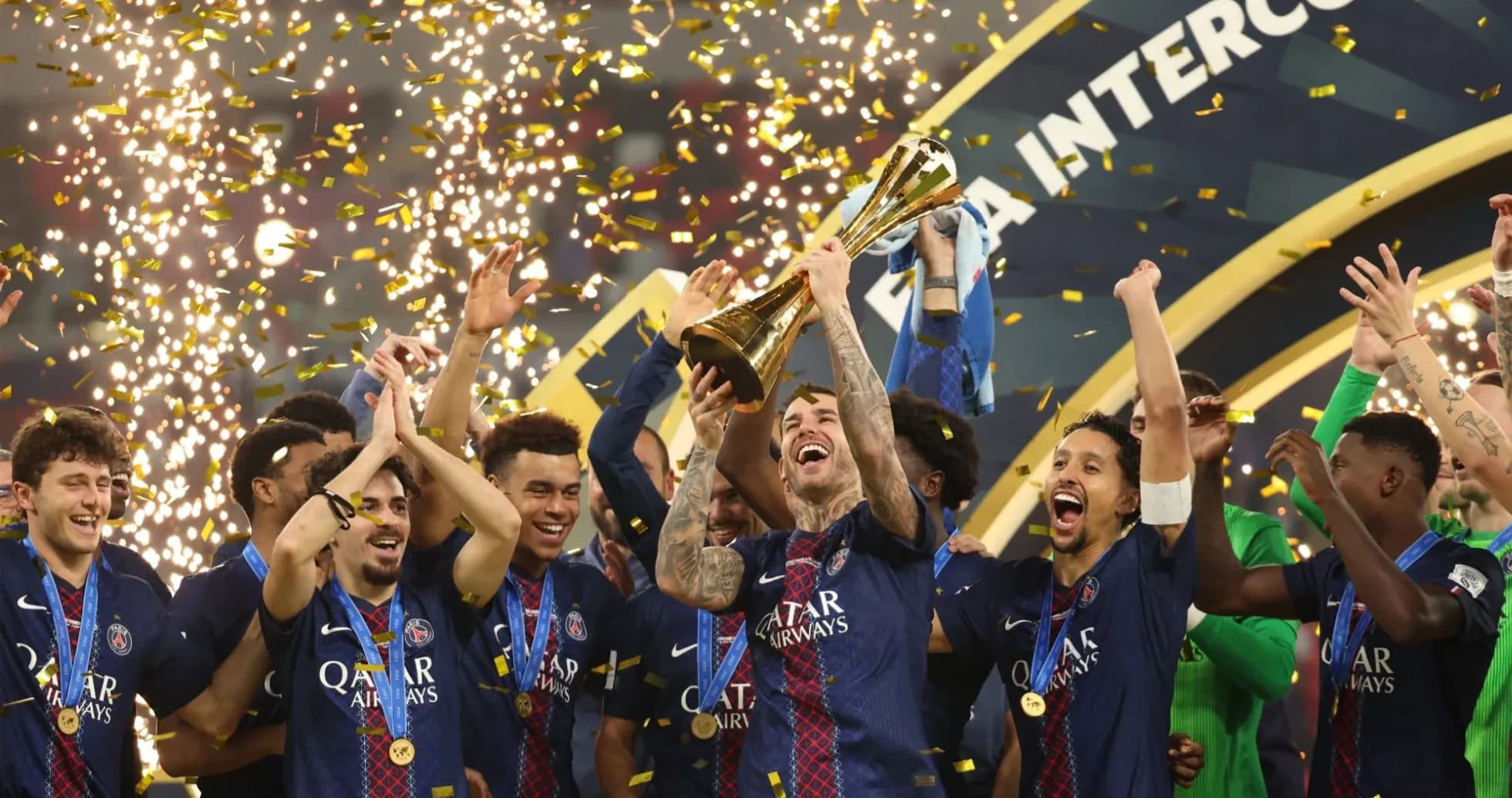 Joueurs du PSG célébrant avec le trophée
