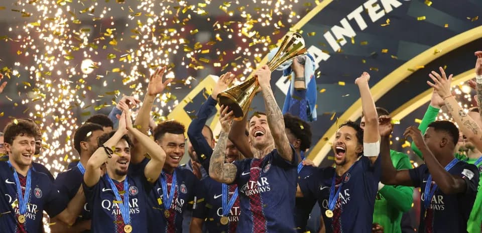 Joueurs du PSG célébrant avec le trophée