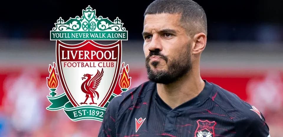 Joueur avec le logo de Liverpool en arrière-plan