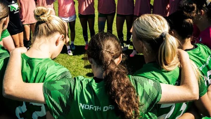 Joueuses en cercle se préparant avant l'entraînement