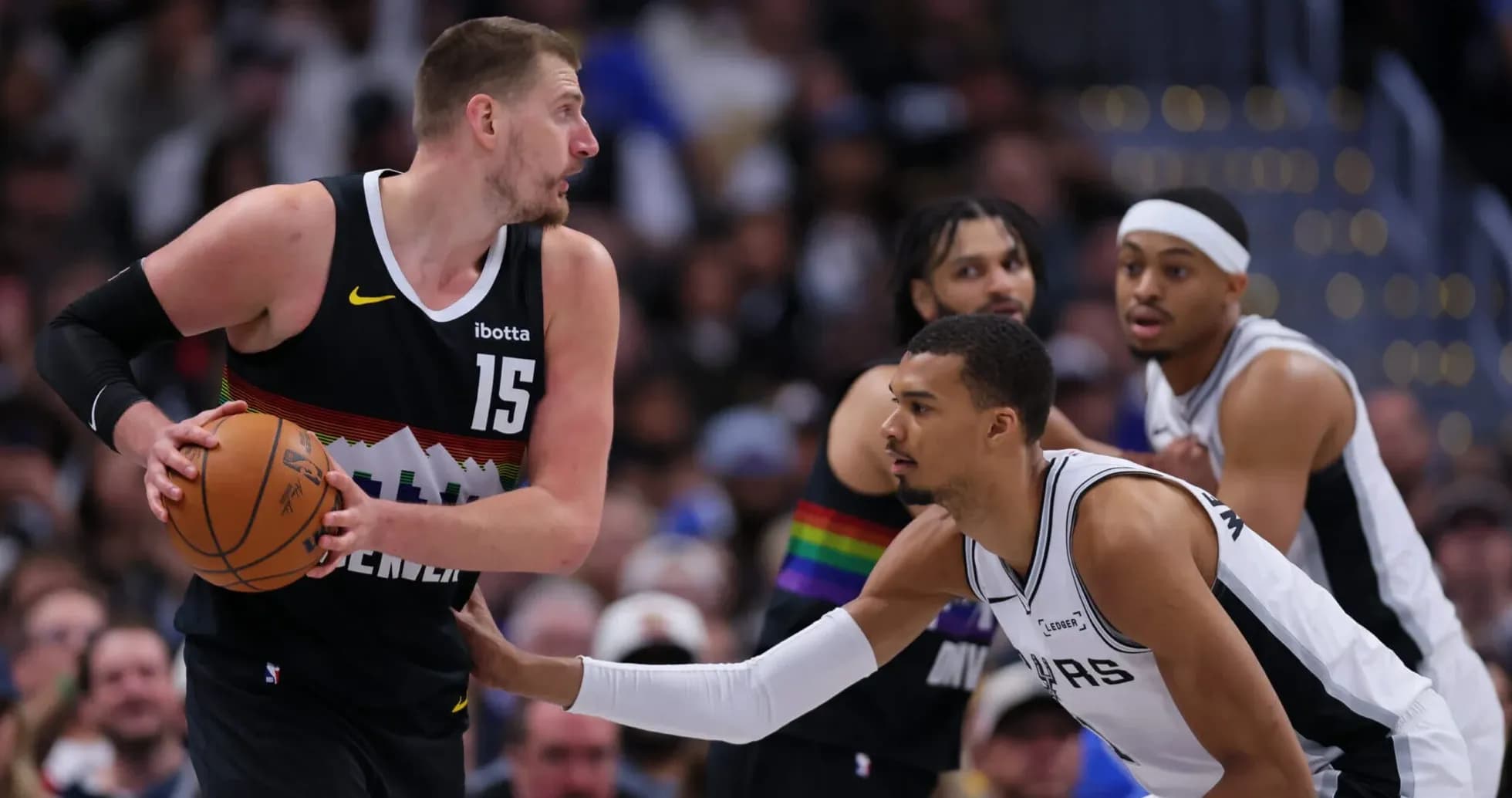 Joueur dribblant pendant un match de basket