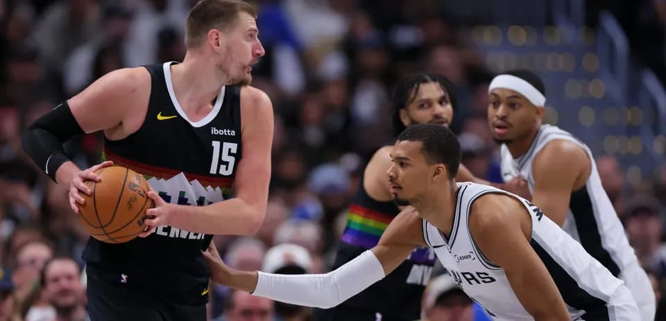 Joueur dribblant pendant un match de basket