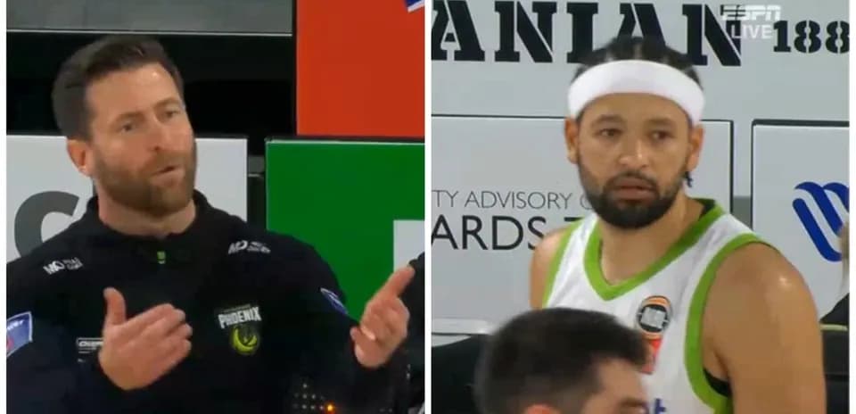 Entraîneur parlant avec un joueur pendant le match