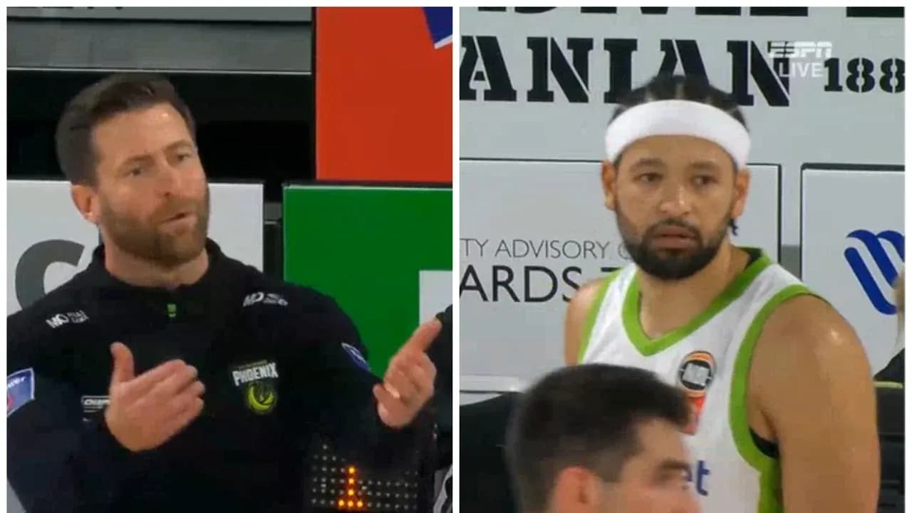 Entraîneur parlant avec un joueur pendant le match