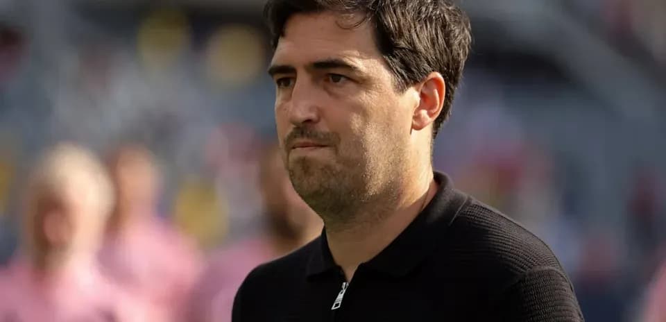 Entraîneur observant le match depuis le bord du terrain