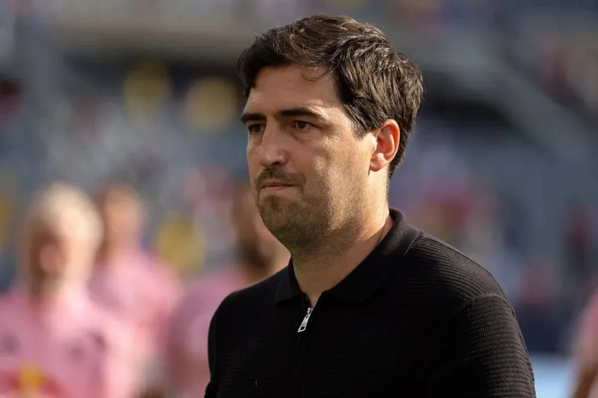 Entraîneur observant le match depuis le bord du terrain