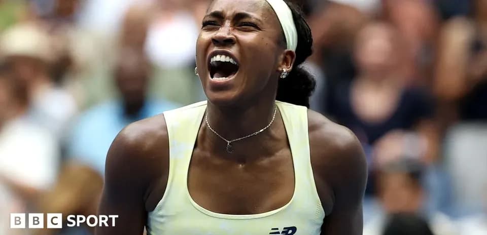 Joueuse de tennis célébrant sur le court