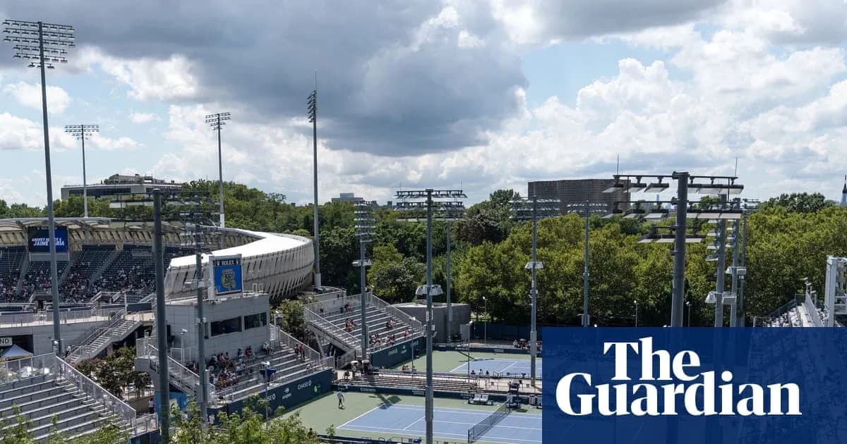 Vue panoramique du complexe de tennis avec spectateurs