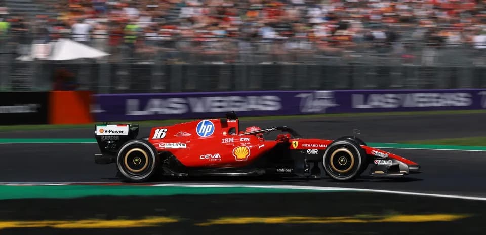 Voiture de course Ferrari en pleine action sur circuit
