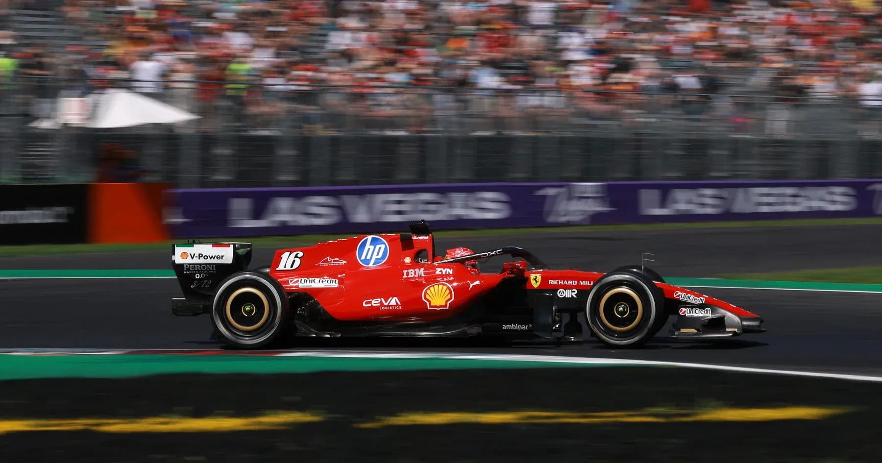 Voiture de course Ferrari en pleine action sur circuit