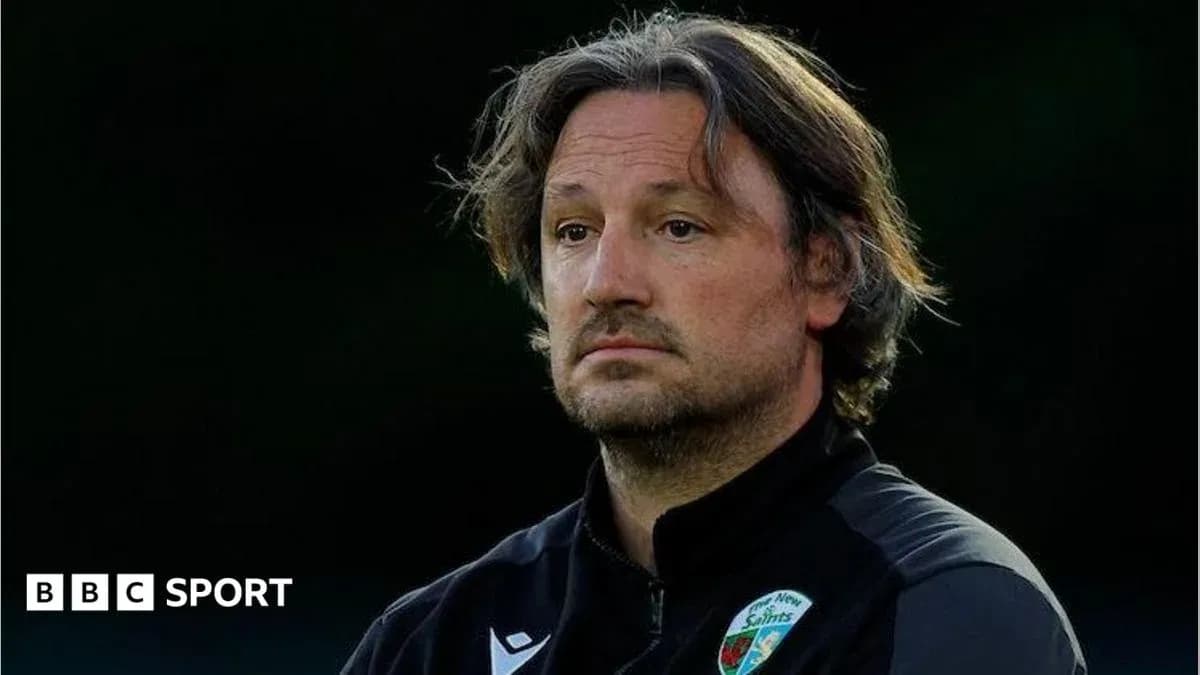 Entraîneur observant le match sur le terrain
