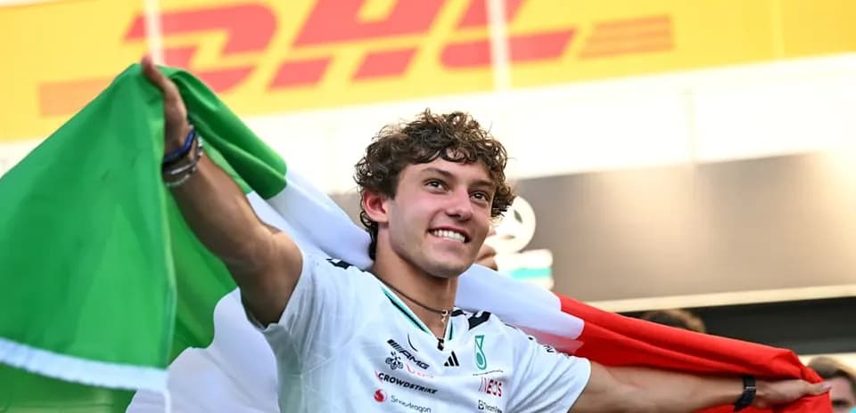 Pilote célébrant avec un drapeau italien après la course
