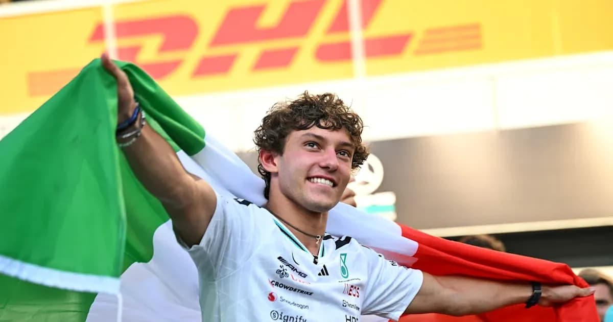 Pilote célébrant avec un drapeau italien après la course