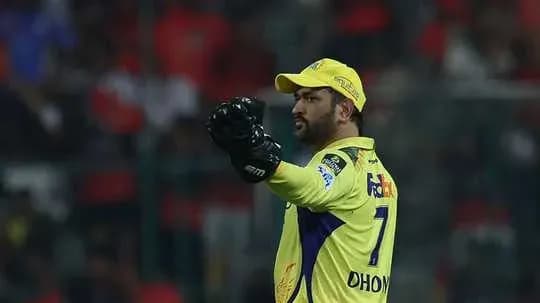 Joueur de cricket en tenue jaune donnant des instructions