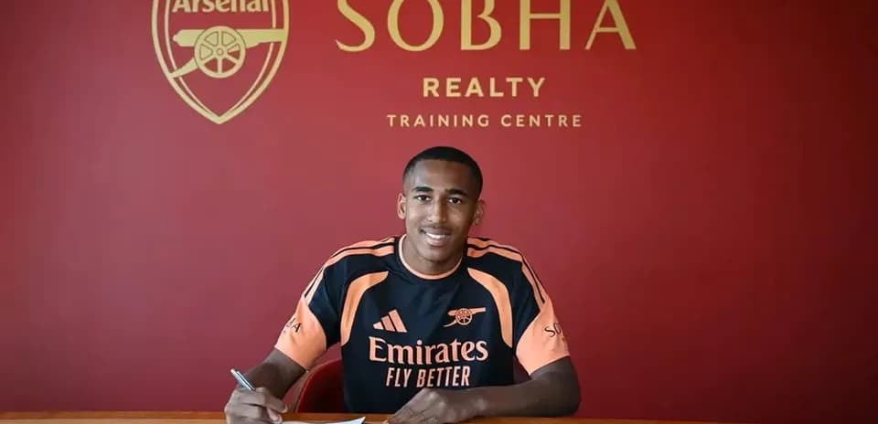 Joueur signant un contrat à Arsenal Training Centre