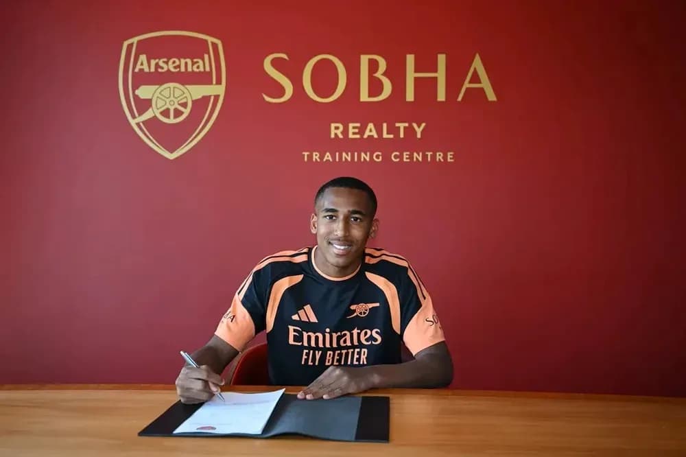 Joueur signant un contrat à Arsenal Training Centre