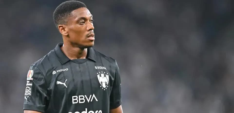 Joueur de Monterrey en uniforme noir sur le terrain