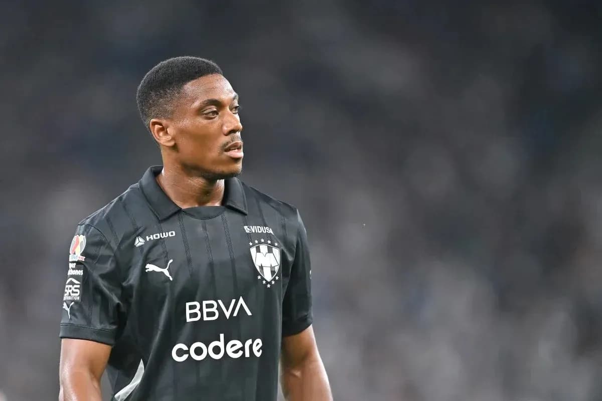Joueur de Monterrey en uniforme noir sur le terrain