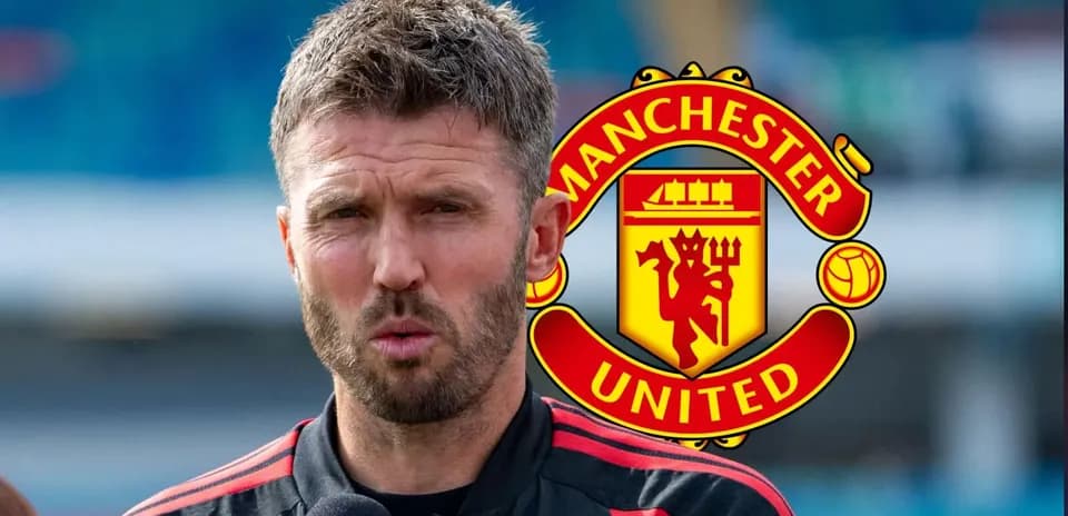 Entraîneur parlant devant le logo de Manchester United