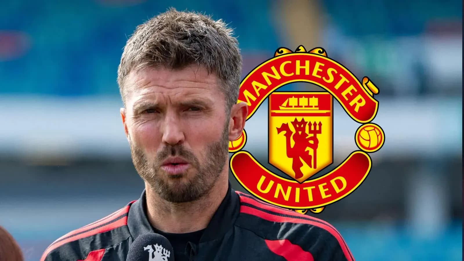 Entraîneur parlant devant le logo de Manchester United