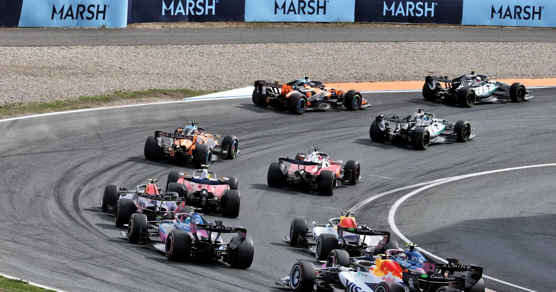 Voitures de Formule 1 en course dans un virage