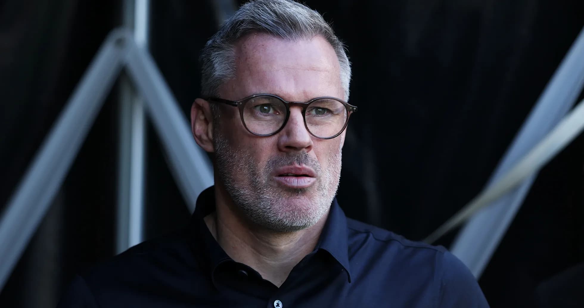Homme avec lunettes, observant un événement sportif