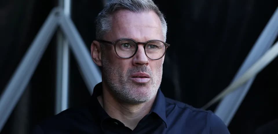 Homme avec lunettes, observant un événement sportif