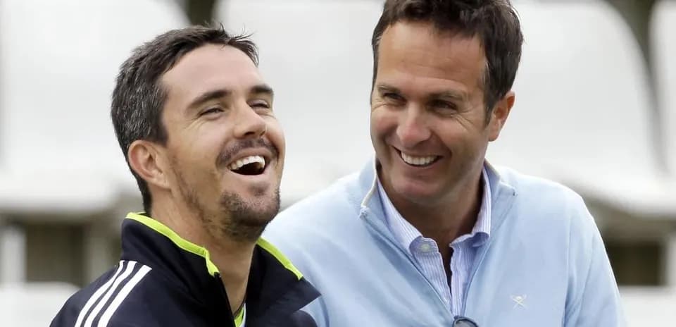 Deux hommes souriant ensemble à un événement sportif