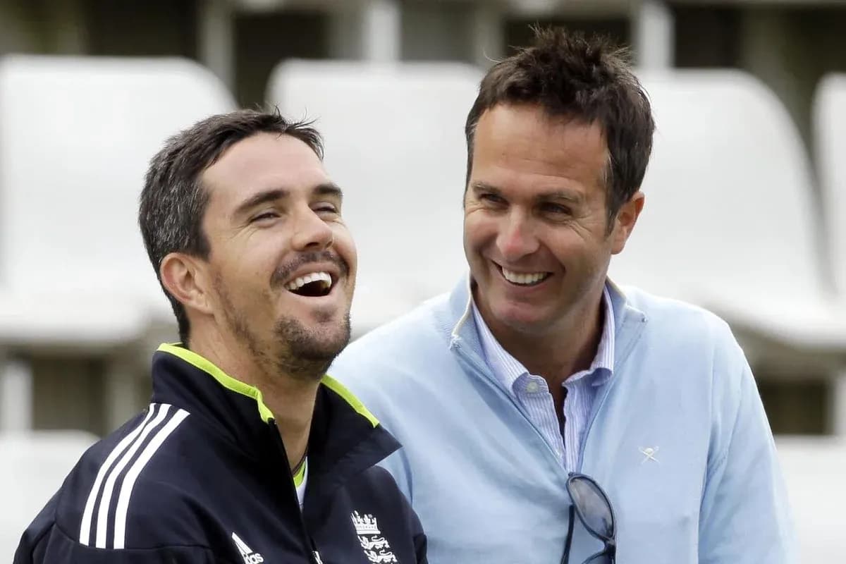 Deux hommes souriant ensemble à un événement sportif