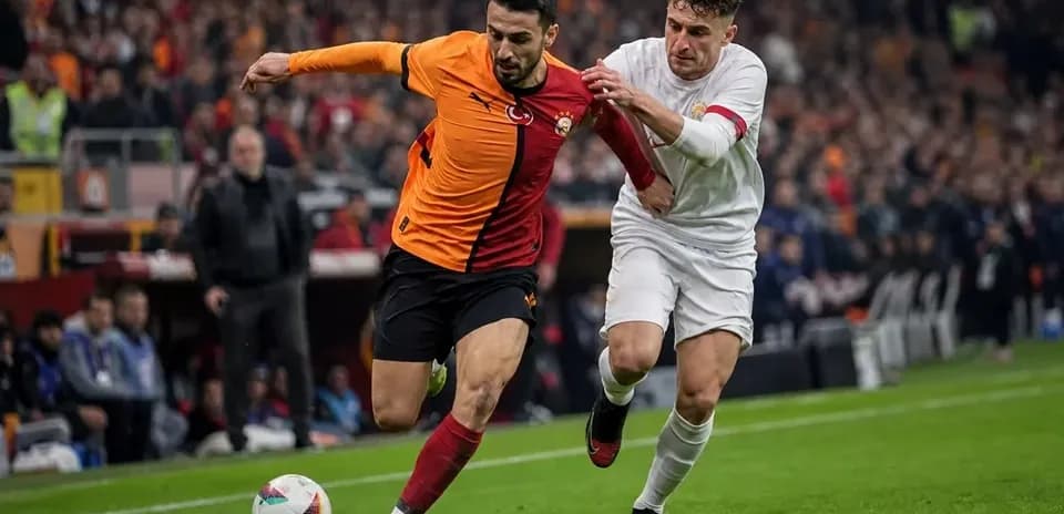 Joueur dribblant avec adversaire en défense lors du match