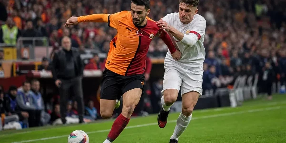 Joueur dribblant avec adversaire en défense lors du match