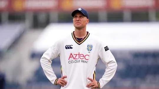 Joueur de cricket regardant le terrain pendant un match