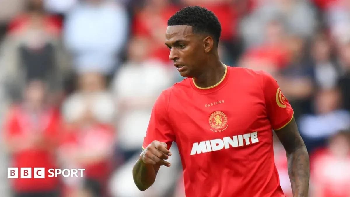 Joueur en action sur le terrain avec maillot rouge
