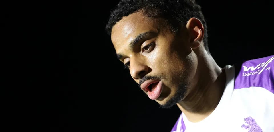 Joueur de football en gros plan sur fond sombre