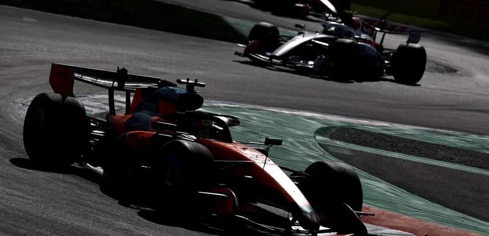 Voiture de Formule 1 prenant un virage sur circuit