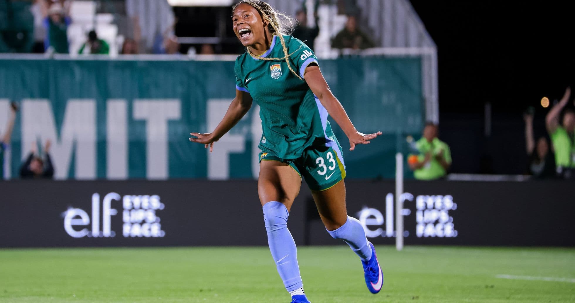 Joueuse célébrant un but sur le terrain