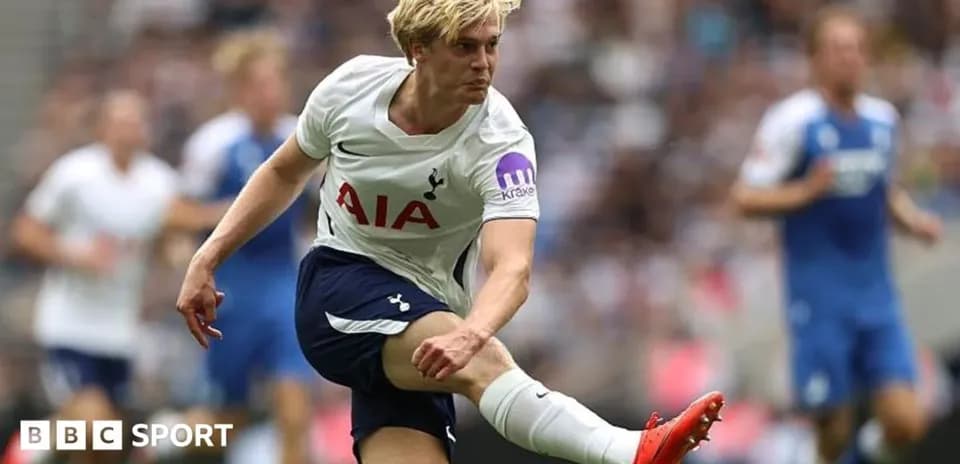 Joueur de Tottenham frappant le ballon en match