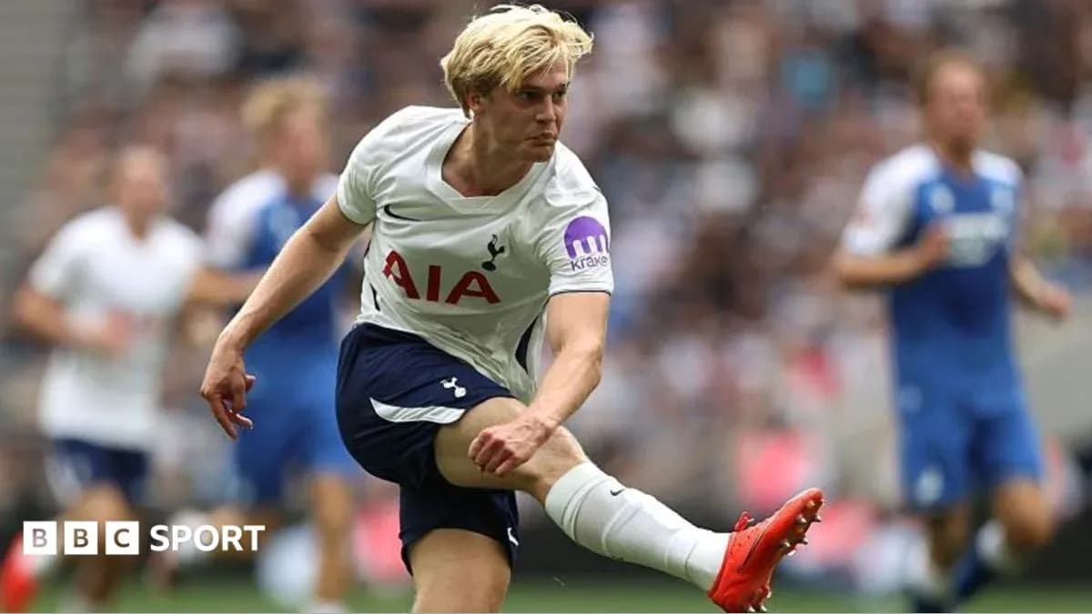Joueur de Tottenham frappant le ballon en match