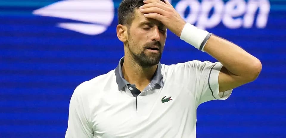 Joueur tenant son front pendant un match de tennis